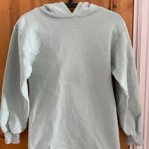 Ljusgrön/mint hoodie  - Jättemysig och har bara används någon gång. Basic men väldigt fin! Storlek 146-152. Även lång över midjan, skulle gissa på storlek S-M.