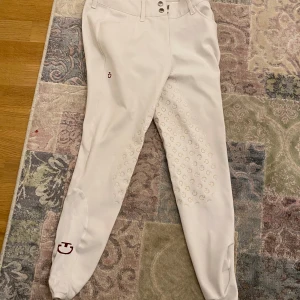 Cavalleria Toscana vita ridbyxor  - Cavalleria Toscana vita ridbyxor italiensk storlek 42, motsvarar EU 36/S. Begagnade men fina! 