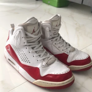 Nike air jordan flight sc3  - Storlek 43 i okej skick, har lite creases och är använd. Men man kan givetvis göra dem fräschare. Kontakta mig vid frågor 🤗🔥