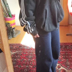 Oversized adidas zip up  - Äkta adidas zip up hoodie som inte har några defekter och endast använd 2 gånger!! Huvan sitter as snyckt också 😻