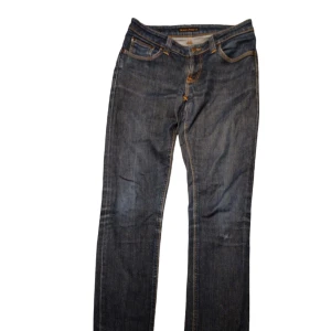Nudie Jeans Co  - Ett par mörka Nudie Jeans i fint skick förutom lite slitage på märket bak. I strl W30/L34 