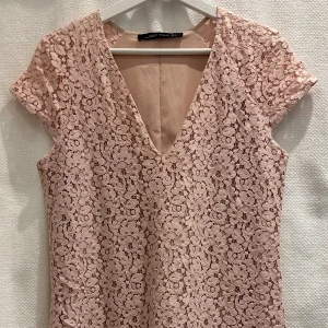 Fin rosa spetsklänning  - Fin rosa spetsklänning från Zara woman.  Två lager.  Rosa.   Strl: S