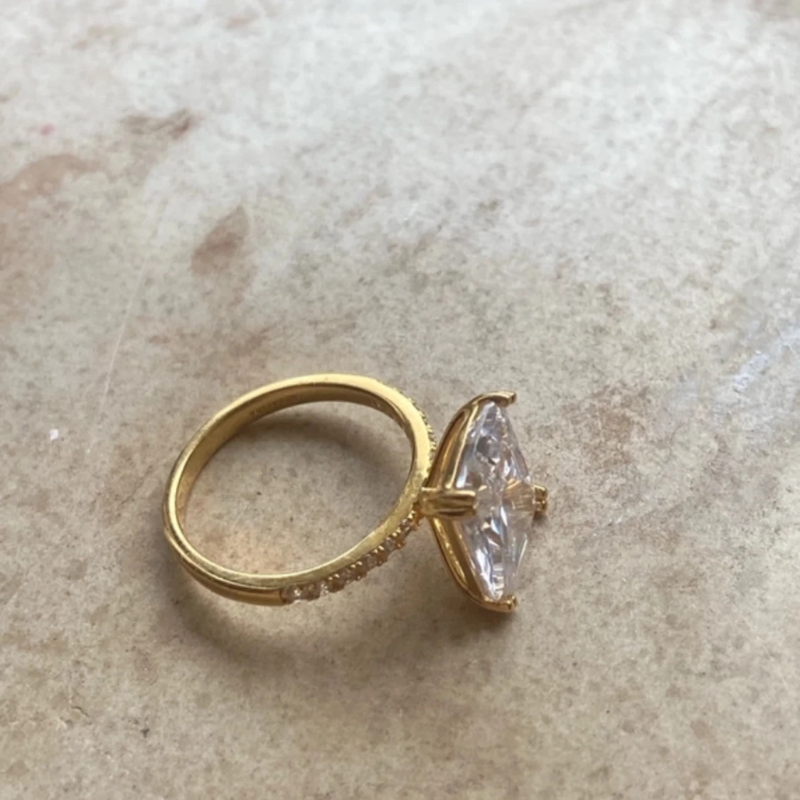 18k Safira Gulring med Sten - 92