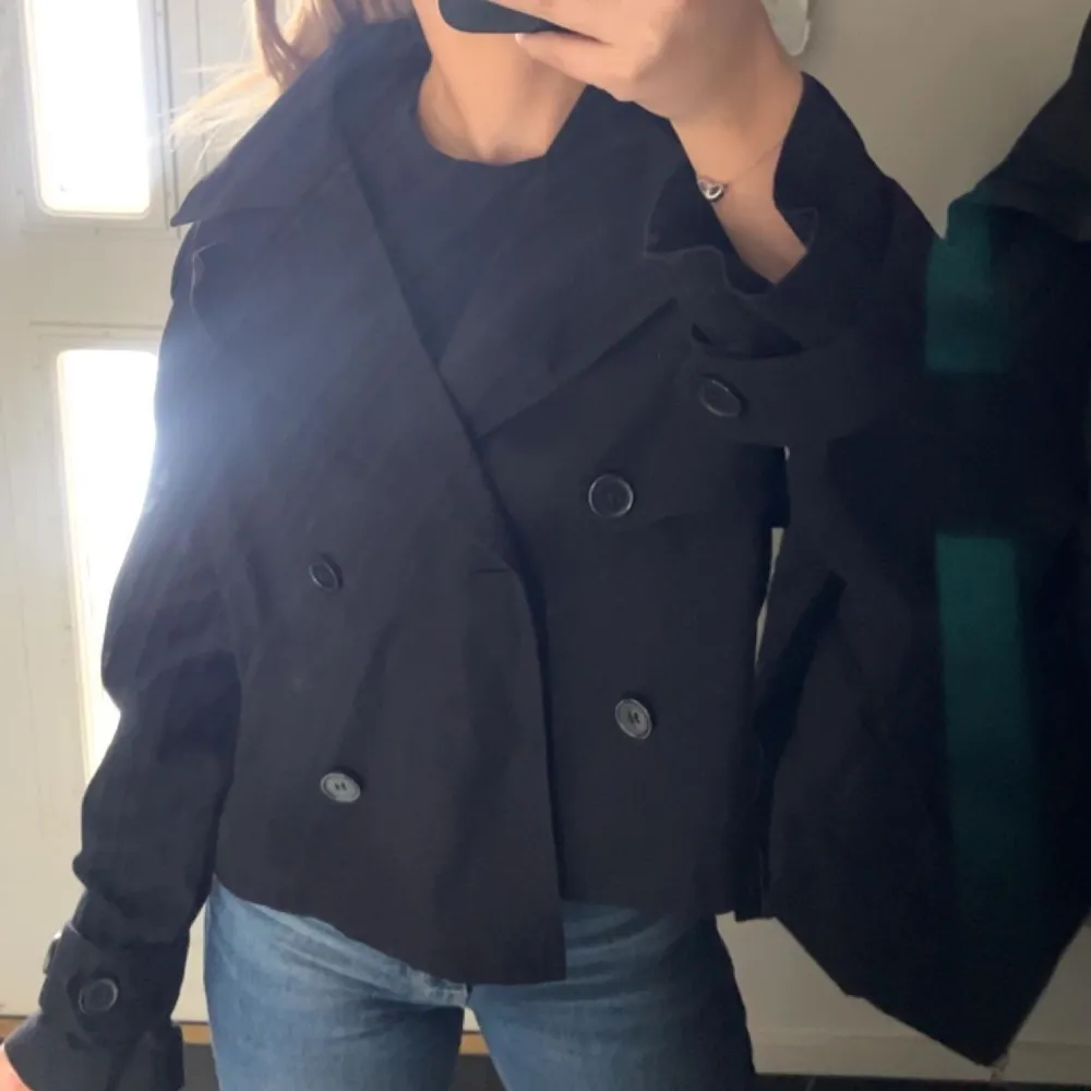 Jätte fin trenchcoat från Gina Tricot, hittade i min garderob. Använda ej längre💞använd 2 gånger . Jackor.