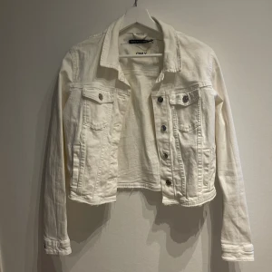 Vit Jeansjacka - Tvättad och fått en liten fläck i nacken 🤍