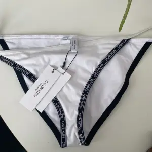 Fin bikini underdel från Calvin Klein i storlek L med snörning på sidorna, helt ny med lappen kvar. 🤍