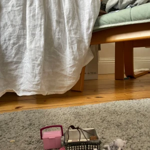 Leksak  - Tre hundar, två borstar, två saltstenar, en muffin och en rykt låda  