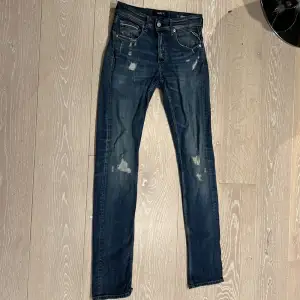 Replay grover jeans storlek Längd 28 och Midja 34. Dem är i Nyskick, Priset kan diskuteras vid en snabb affär!