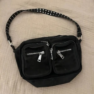 Noella väska  - Säljer min noella väska då den inte används längre. Bra skick, fler bilder finns ej💗