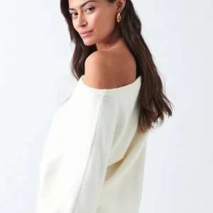 Snygg stickad topp  - Säljer då den inte kommer till användning, prislapp kvar 