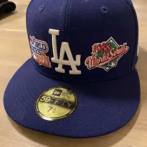 La dodgers keps, använd ett par gånger men inga skador alls endast dammig pga att den bara stått på hyllan. Skriv för mer info!