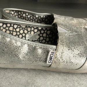 Toms skor - Glittret längst fram vid tån är avskavt på sina ställen (se bild 2).✨  Återkom vid frågor☀️