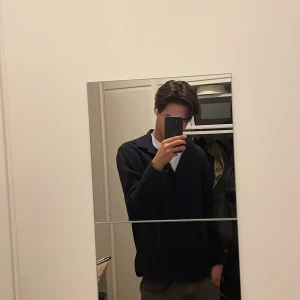 Mörkblå overshirt - Säljer min mörkblåa overshirt då jag har tröttnat på den