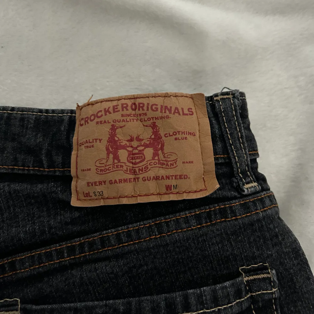 Crocker lågmidjade jeans, lite utsvängda nedtill. Köptes här på plick för 500kr. Uppsprättade nedtill. Passar mig som har XS/S. Grå svart färg. noginsydda väl använda. Skriv privat för fler frågor ❤️. Jeans & Byxor.