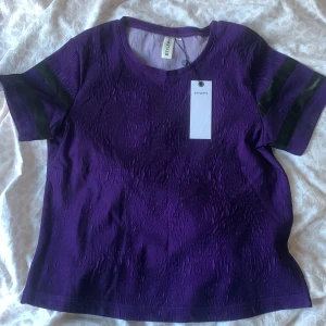 Lila blus - En fin lila blus i storlek S från Stylepit med ett diskret mönster av rosor på, helt oanvänd.
