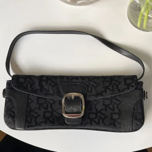 DKNY väska  - DKNY axelremsväska i bra skick, använd fåtal gånger! 