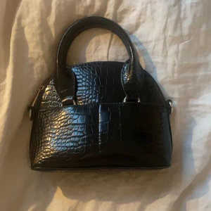 En jätte söt väska från zara 💖 - Väskan är i nyskick och har endast använts 1 gång. Band medföljer även.