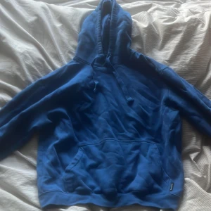 Hoodie  - Säljer en hoodie från Zalando som är använd ett antal gånger men fortfarande fin i skick. Den passar ungefär för storlek S. 