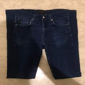 Otroligt snygga knappt använda j.Lindeberg jeans med slitningar i storlek 31/32 som säljs för endast 299kr! Tveka inte på att skriva till oss vid minsta lilla fundering! :) knappen framme på jeansen har tappat ”korken” om men går att limma tillbaka!