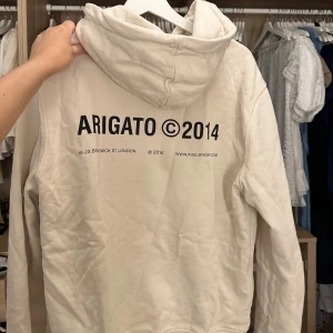Axel arigato hoodie - Arigato hoodie. Herr modell men passar även tjejer (jag har haft den som tjej) .  Inga defekter🥰