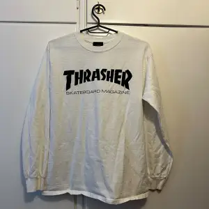 Vit Thrasher långärmad T-shirt. Använd kanske 3 gånger. Storlek: M. Nypris: 520kr.