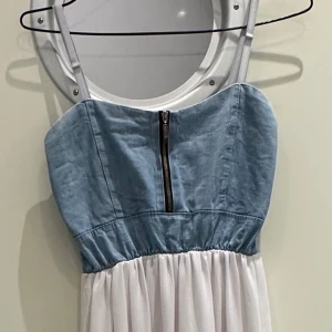 Maxiklänning för sommaren - Sommarklänning i jeans och chiffong.  Okänt märke.  Buren som en Small. 