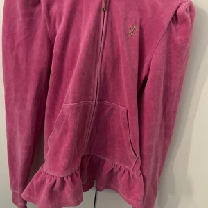 juice couture kofta - Står Xl men passar en xs-s, säljer pga att den är för liten på mig, köpt här på plick