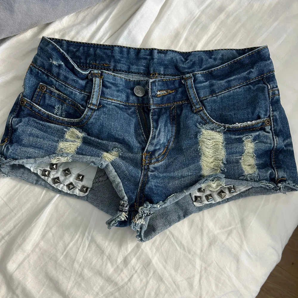 Jeans shorts med snygga detaljer. Dem är i bra skick och dem säljs inte längre. Hör av er om ni har frågor💕💕tryck gärna på köp nu❣️. Shorts.