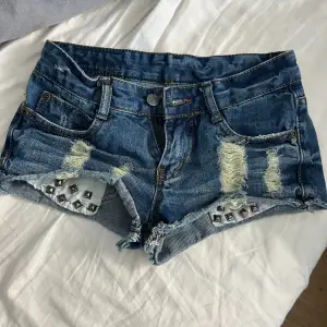 Jeans shorts med snygga detaljer. Dem är i bra skick och dem säljs inte längre. Hör av er om ni har frågor💕💕tryck gärna på köp nu❣️