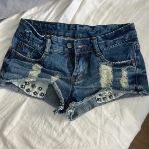 Lågmidjade Jeans shorts - Jeans shorts med snygga detaljer. Dem är i bra skick och dem säljs inte längre. Hör av er om ni har frågor💕💕tryck gärna på köp nu❣️