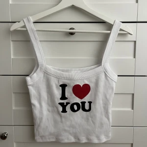 i love you linne  - Säljer detta linne då det inte kommer till användning. Skulle säga att det är litet i storleken och passar mer som en S. Aldrig använt, endast testat! 💕
