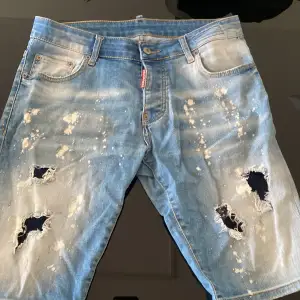 Snygga använda Dsquared 2 shorts för en billig peng fläck på bakre jeans därav priset