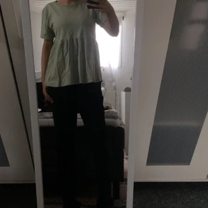 Gullig topp från lager157 - Få skador (syns på bilderna) och vet tyvärr inte storleken då storlekslappen är borta. Jag skulle gissa på att den är runt 160 och passar större storlekar också! Perfekt topp inför sommaren💋