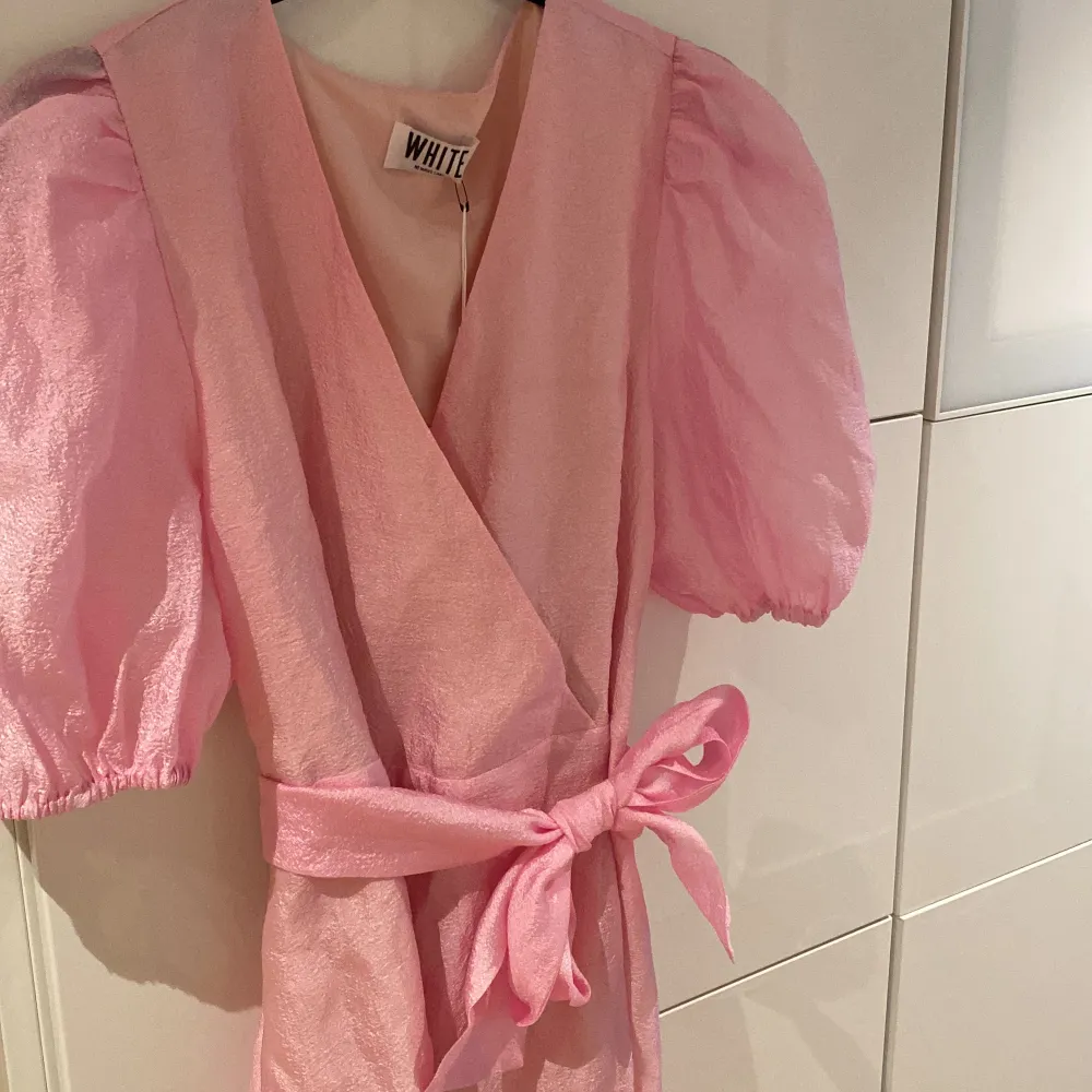 Så söt rosa klänning med puffärmar och band i midjan. Aldrig använt. Stl 38 men passar mig som har 36. . Klänningar.