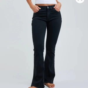 Lågmidjade jeanse  - Säljer dessa snygga jeanse då jag köpte fel storlek har använts 2 gånger storlek s längd 31 skriv för mer frågor💕