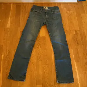 Jeans i retroblå färg. Mycket bra skick från märket Tiger of sweden. 30/32