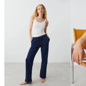 Gina mjukisbyxor  - Jättesköna midwaist mjukisbyxor från Gina tricot i storlek XS som tyvärr inte kommer till någon användning längre!💞