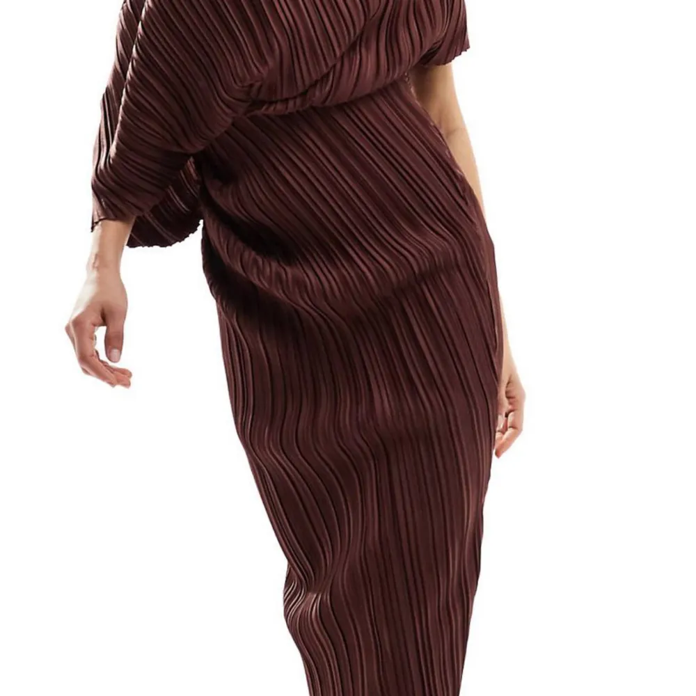 ASOS DESIGN - Chokladbrun, plisserad midiklänning med en bar axel  Helt ny med prislapp. Klänningar.