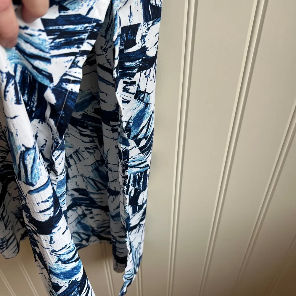 Fickor och slits på båda sidor. Ny klänning aldrig använd . Mekot.