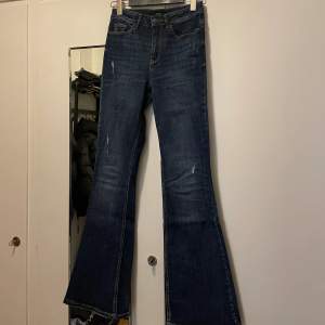 Bootcut jeans från Veromoda med slitningar, väldigt fint skick. Storlek 28/32