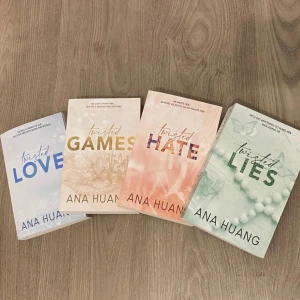 Twisted Series  - Säljer hela Twisted Serien för endast 400 kr. Jag köpte dem men läste dem aldrig eftersom jag använde min Kindle, så de är helt nya och olästa 😊.
