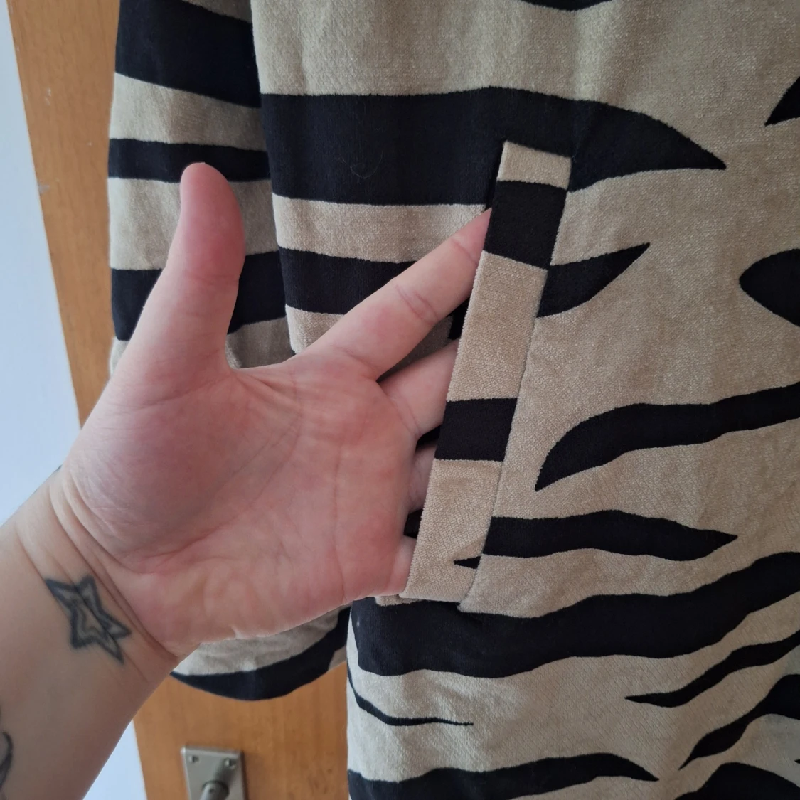 Mönstrad kappa jacka från NA-KD  - 90