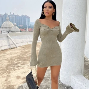 Grön klänning - En kort grön ish klänning från shein, tycker om färgen men den satt inte så bra på mig pågrund av storleken, aldrig använd.💚