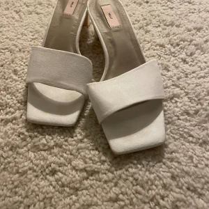 Vita klackskor  - Jättefina klackskor från Nelly, aldrig använda då dem är för små för mig💓