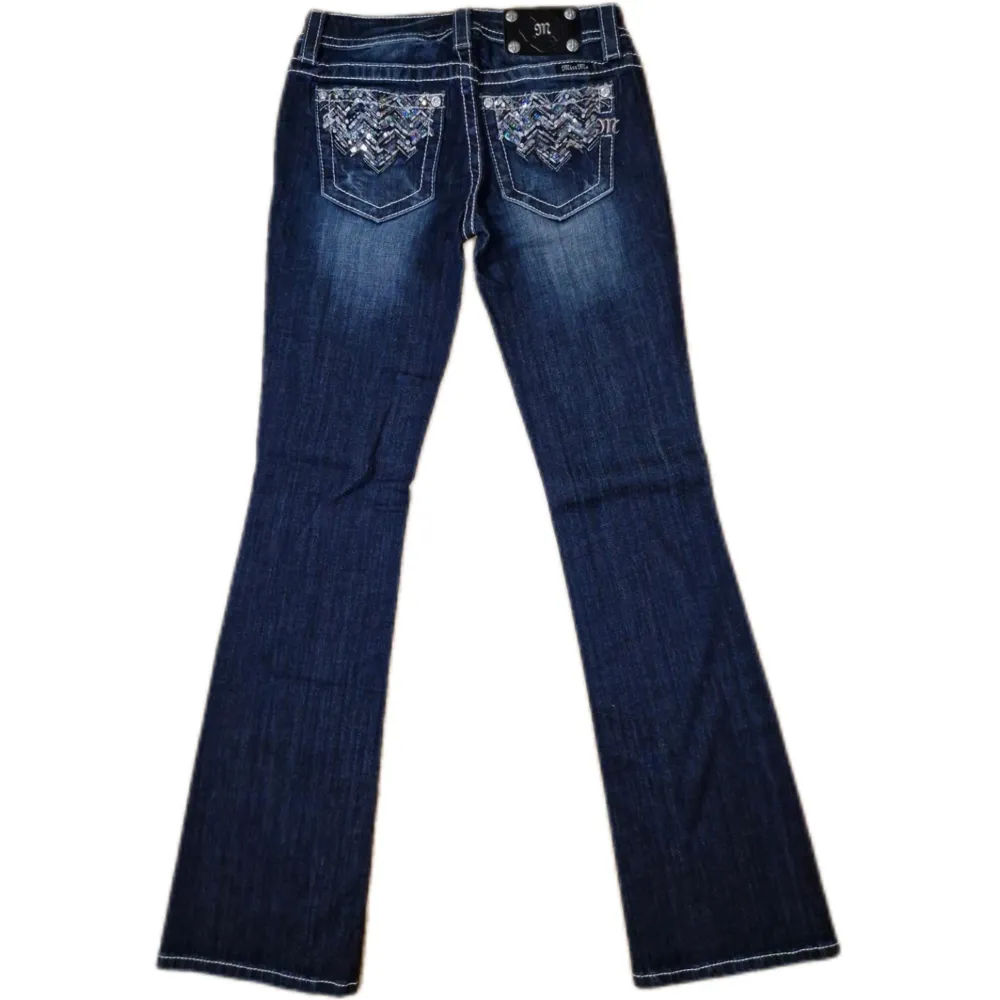 Miss Me jeans i modellen ”signature/boot” midjemåttet rakt över är 38cm. Ytterbenet 105cm och innerbenet 86cm. Jeansen är som nya. Kontakta vid intresse!. Jeans & Byxor.