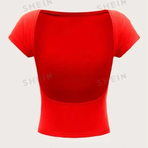 Röd topp - En röd topp från shein, aldrig använd, kommer inte till användning och tycker inte färgen passar mig, den har öppen rygg som är väldigt snyggt och sitter tajt på, har den dock i andra färger som jag tycker om.❤️ pris kan absolut diskuteras!