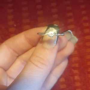 Silver ring med diamant - En ring med äkta silver och diamant. Aldrig änvänd. Köpte för 350