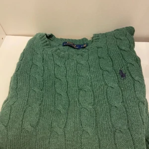 Ralph Lauren tröja  - Säljer nu min kabel stickade tröja då den inte kommer till användning. Den har blivit använd max 3 gånger! Överlag en vädligt snygg och skön tröja.  Pris går att diskutera!
