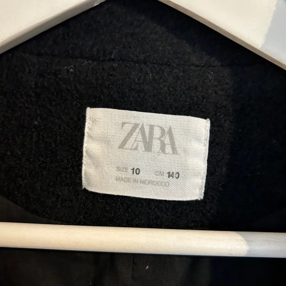 Svart jacka stl 140 från Zara. . Jackor.