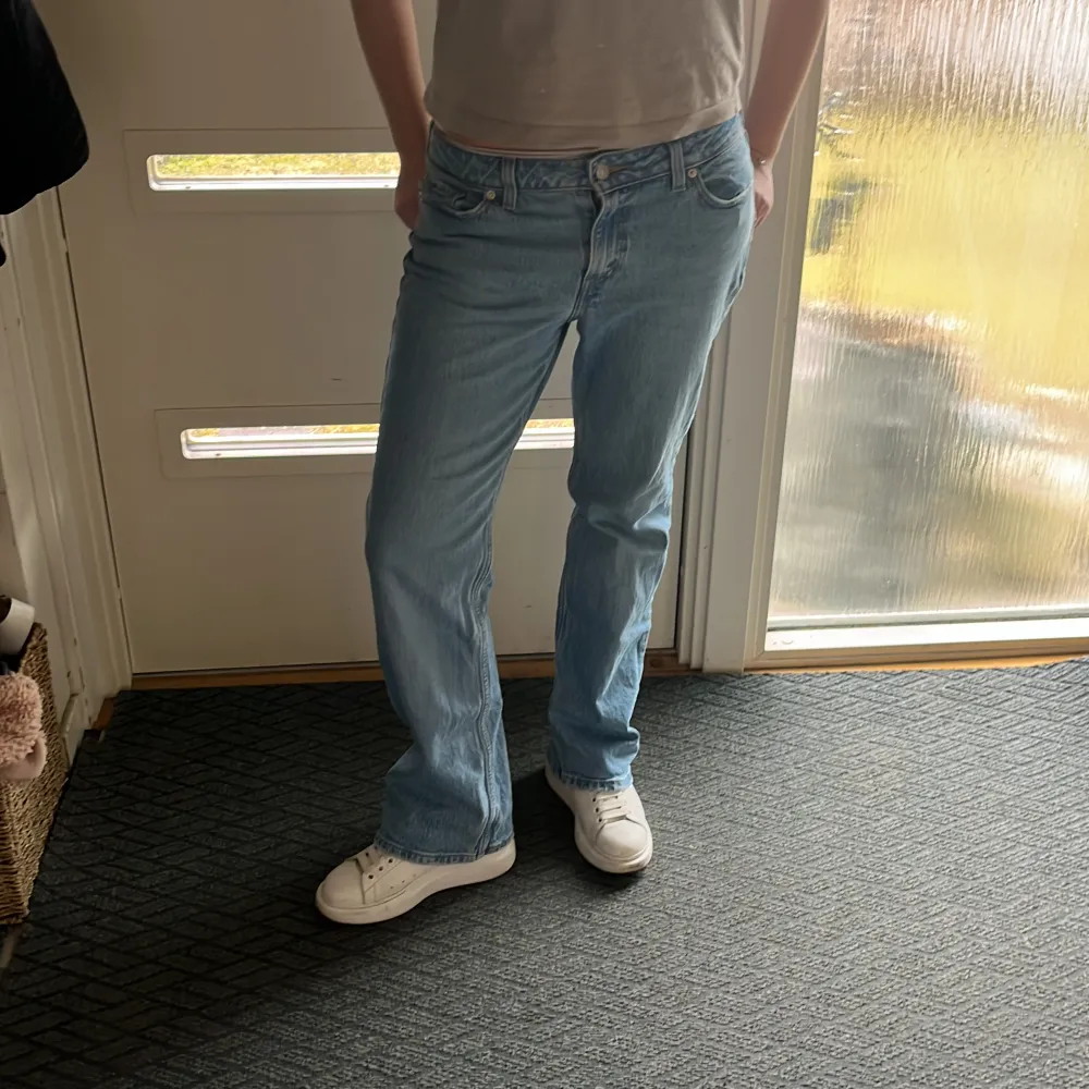 Säljer mina jätte finns Levis jeans i low pitch boot i strl 29💕💕passar mig som har 38, använd ett fåtal gånger! Kom privat för fler frågor💕. Jeans & Byxor.